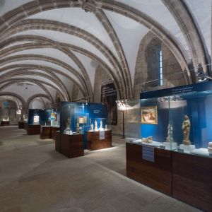 Salón de Ceremonias del Palacio de Gelmírez con bóvedas de crucería góticas y exposición permanente del Museo de la Catedral de Santiago