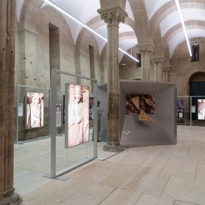 Salón de Columnas del Palacio de Gelmírez con exposición temporal sobre escultura románica, Santiago de Compostela, siglo XII