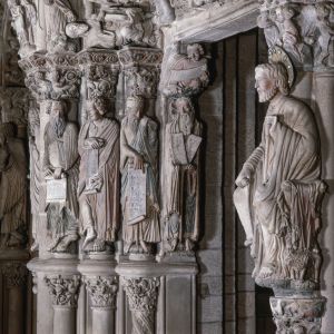 Estatuas-columna de profetas en el lado norte del Pórtico de la Gloria y Apóstol Santiago en el parteluz, Catedral de Santiago de Compostela.