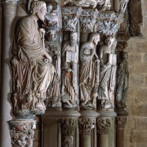 Perfil de Santiago en el parteluz y estatuas-columna de los apóstoles en el lado sur del Pórtico de la Gloria, Catedral de Santiago de Compostela.