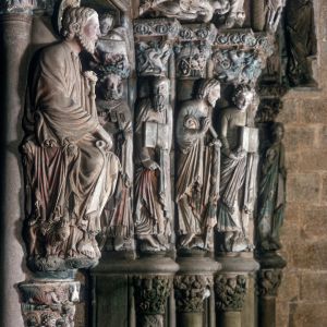 Santiago en el parteluz y estatuas-columna de los apóstoles (lado sur) del Pórtico de la Gloria, Catedral de Santiago de Compostela.