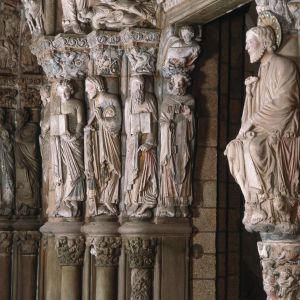 Vista desde el sur del Pórtico de la Gloria: perfil de Santiago en el parteluz y estatuas-columna de los profetas al norte, Catedral de Santiago.