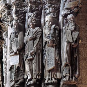 Estatuas-columna de los profetas Jeremías, Daniel, Isaías y Moisés con capiteles de sirenas pájaro en el Pórtico de la Gloria, Catedral de Santiago.