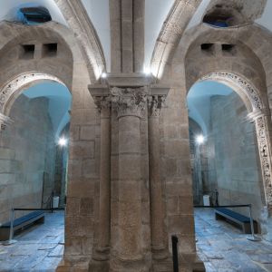 Arcos románicos de acceso a la Cripta del Pórtico de la Gloria (S. XII) con capiteles vegetales y reformas del S. XVII. Catedral de Santiago de Compos
