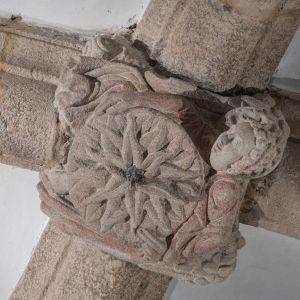Clave de bóveda con ángel portador del sol en la Cripta del Pórtico de la Gloria. Escultura románica con policromía (S. XII). Catedral de Santiago de 