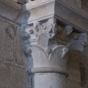 Detalle de capitel románico con motivos vegetales en la Cripta del Pórtico de la Gloria (S. XII). Escultura en granito del taller del Maestro Mateo.