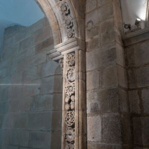 Detalle de jamba y arco románico en la Cripta del Pórtico de la Gloria (S. XII). Escultura de influencia francesa con motivos vegetales y figuras