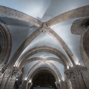 Detalle de las bóvedas de crucería y capiteles románicos de la Cripta del Pórtico de la Gloria (S. XII). Arquitectura del Maestro Mateo, Catedral de S