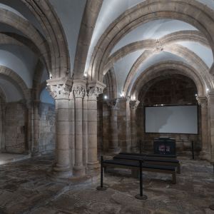 Vista general de la Cripta del Pórtico de la Gloria (S. XII). Arquitectura románica con girola, absidiolos y bóvedas de crucería. Catedral de Santiago