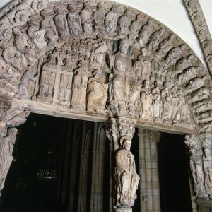 Detalle de los ancianos músicos del Apocalipsis y el organistrum en la arquivolta central del Pórtico de la Gloria, Catedral de Santiago.
