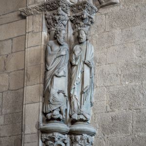 Detalle del arco sur del Pórtico de la Gloria con representaciones del Infierno, los pecados de gula y mentira, y el ángel del Juicio Final.