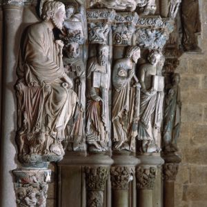Estatuas-columna de los apóstoles y Santiago en el parteluz del Pórtico de la Gloria, simbolizando la Nueva Ley en la Catedral de Santiago.
