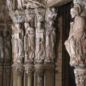 Estatuas-columna de los profetas y Santiago en el parteluz del Pórtico de la Gloria, simbolizando el diálogo entre el Antiguo y Nuevo Testamento.