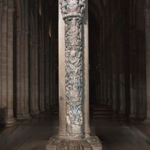 Parteluz del Pórtico de la Gloria con el Árbol de Jesé, capitel de la Santísima Trinidad y basa de Sansón, Catedral de Santiago de Compostela.