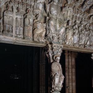 Tímpano central del Pórtico de la Gloria con Cristo en Majestad, el Tetramorfos y ángeles con los instrumentos de la Pasión, Catedral de Santiago.
