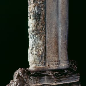 Columna del Árbol de Jesé en mármol sobre basa con cabeza de Sansón o Adán. Parteluz del Pórtico de la Gloria, Catedral de Santiago.