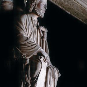 Perfil de Santiago Apóstol en el parteluz del Pórtico de la Gloria y dintel con la inscripción del Maestro Mateo del año 1188, Catedral de Santiago.