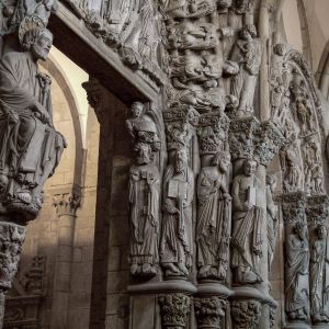 Santiago Apóstol en el parteluz y estatuas-columnas de los apóstoles en el Pórtico de la Gloria, Catedral de Santiago de Compostela.