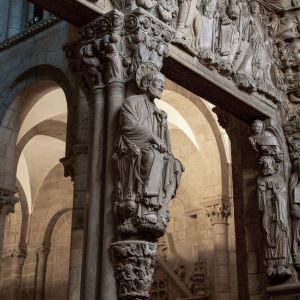 Santiago Apóstol en parteluz con capitel de la Trinidad y columna del Árbol de Jesé. Pórtico de la Gloria, Catedral de Santiago.