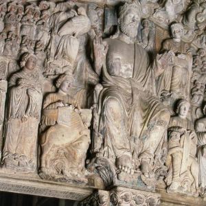 Tímpano del Pórtico de la Gloria: ángeles con instrumentos de la Pasión, almas de los bienaventurados e inscripción del Maestro Mateo (1188).