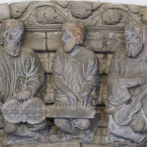 Detalle de los ancianos músicos del Pórtico de la Gloria tocando el organistrum; escultura románica con restos de policromía de la Catedral de Santiag