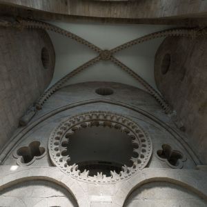 Bóveda de la tribuna del Pórtico de la Gloria con óculo central y arcos apuntados, representando la Jerusalén Celeste en la Catedral de Santiago.