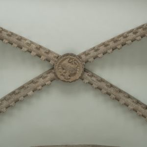 Clave de bóveda de la tribuna del Pórtico de la Gloria con el Cordero Místico, símbolo de la Jerusalén Celeste en la Catedral de Santiago.