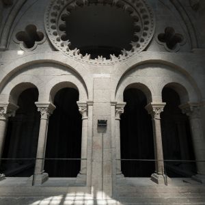 Rosetón central y vanos trebolados de la tribuna del Pórtico de la Gloria, representando la Jerusalén Celeste en la Catedral de Santiago.