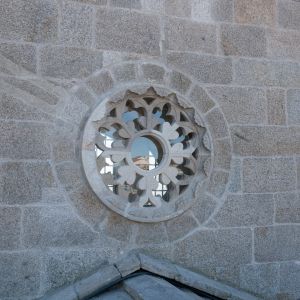 Rosetón oriental y vanos de la tribuna del Pórtico de la Gloria desde las cubiertas, destacando la arquitectura lumínica de la Catedral de Santiago.